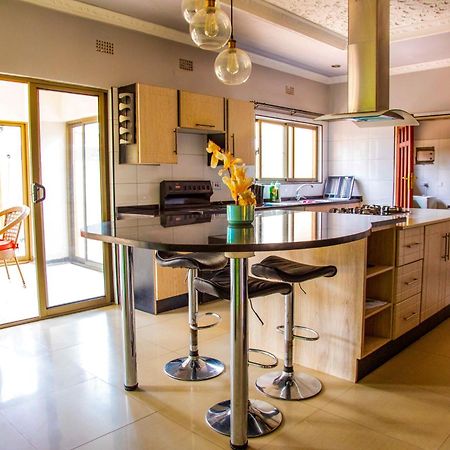 לוסקה Emc Fully Furnished &Serviced Villas 4 Bedroom With Solar Power , Private Pool, Starlink Wifi ,Aircons & Dstv מראה חיצוני תמונה