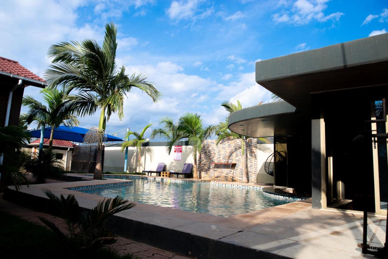 לוסקה Emc Fully Furnished &Serviced Villas 4 Bedroom With Solar Power , Private Pool, Starlink Wifi ,Aircons & Dstv מראה חיצוני תמונה