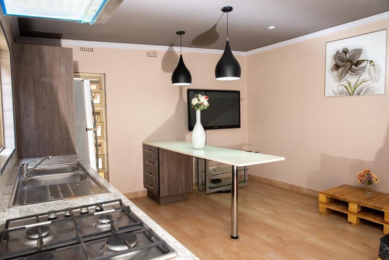 לוסקה Emc Fully Furnished &Serviced Villas 4 Bedroom With Solar Power , Private Pool, Starlink Wifi ,Aircons & Dstv מראה חיצוני תמונה