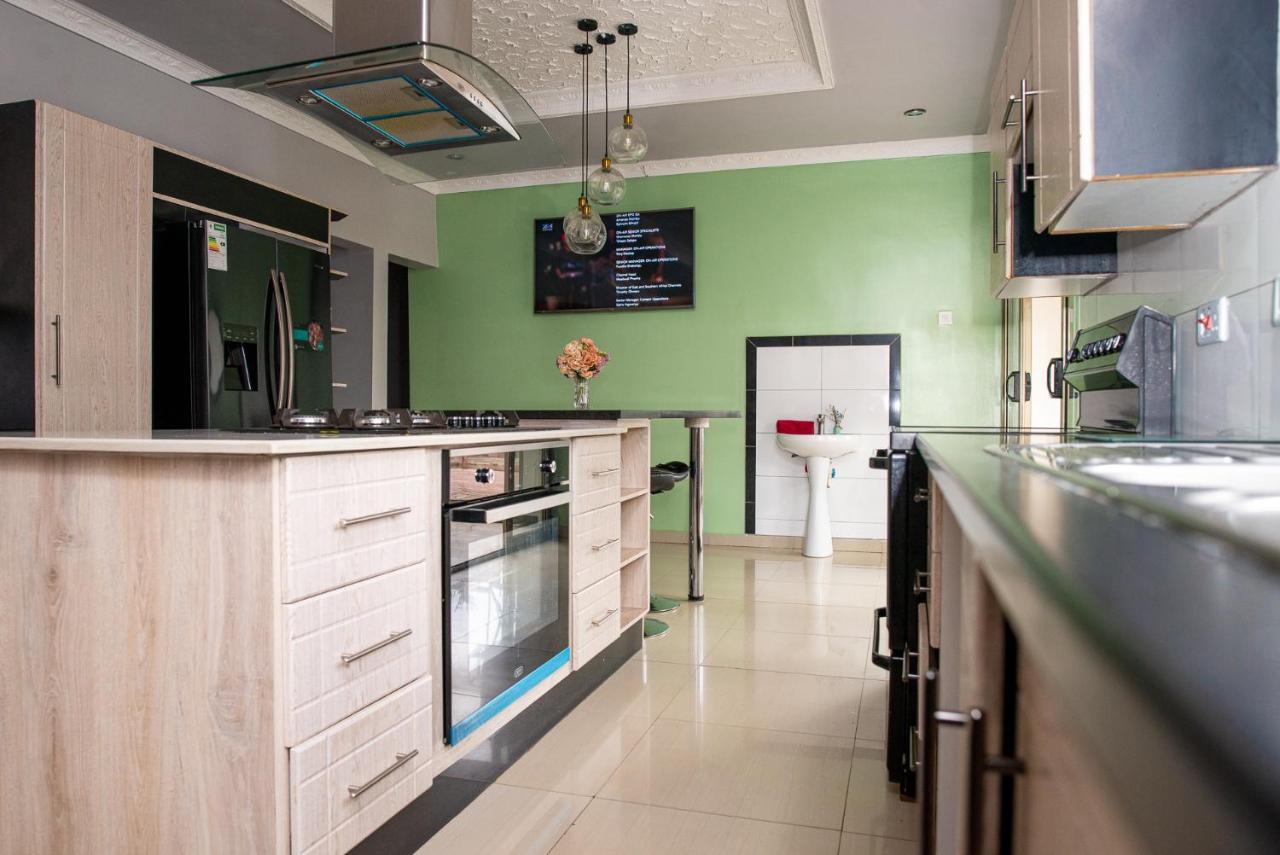 לוסקה Emc Fully Furnished &Serviced Villas 4 Bedroom With Solar Power , Private Pool, Starlink Wifi ,Aircons & Dstv מראה חיצוני תמונה