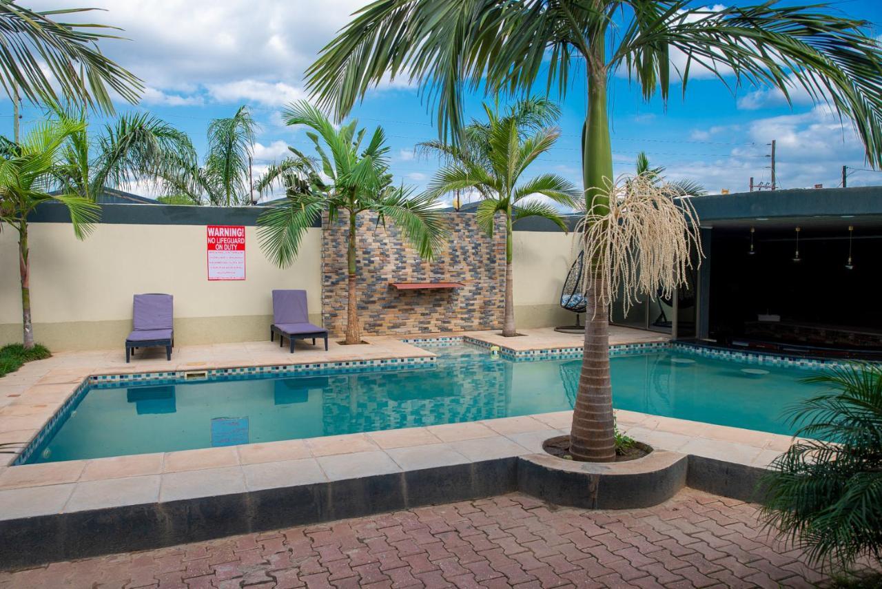לוסקה Emc Fully Furnished &Serviced Villas 4 Bedroom With Solar Power , Private Pool, Starlink Wifi ,Aircons & Dstv מראה חיצוני תמונה