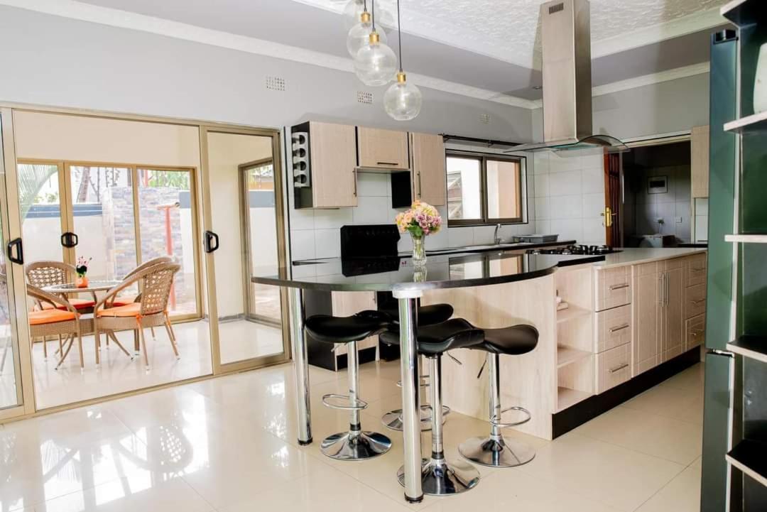 לוסקה Emc Fully Furnished &Serviced Villas 4 Bedroom With Solar Power , Private Pool, Starlink Wifi ,Aircons & Dstv מראה חיצוני תמונה
