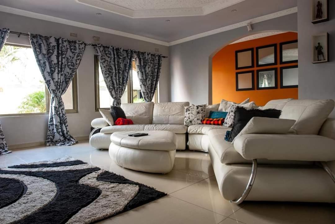 לוסקה Emc Fully Furnished &Serviced Villas 4 Bedroom With Solar Power , Private Pool, Starlink Wifi ,Aircons & Dstv מראה חיצוני תמונה