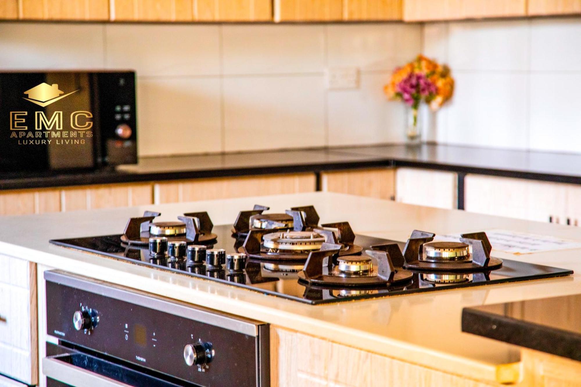 לוסקה Emc Fully Furnished &Serviced Villas 4 Bedroom With Solar Power , Private Pool, Starlink Wifi ,Aircons & Dstv מראה חיצוני תמונה